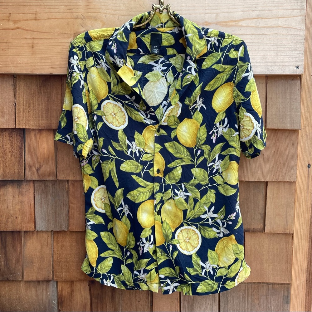 H&M patterned risers shirt, size medium.